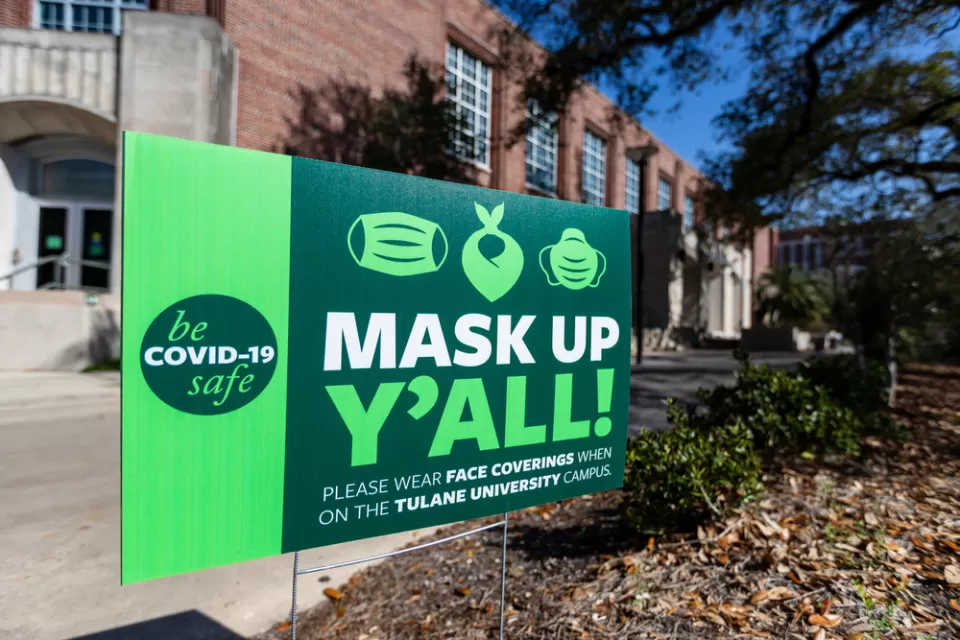 An image of a sign asking people to wear masks during the Covid-19 pandemic.